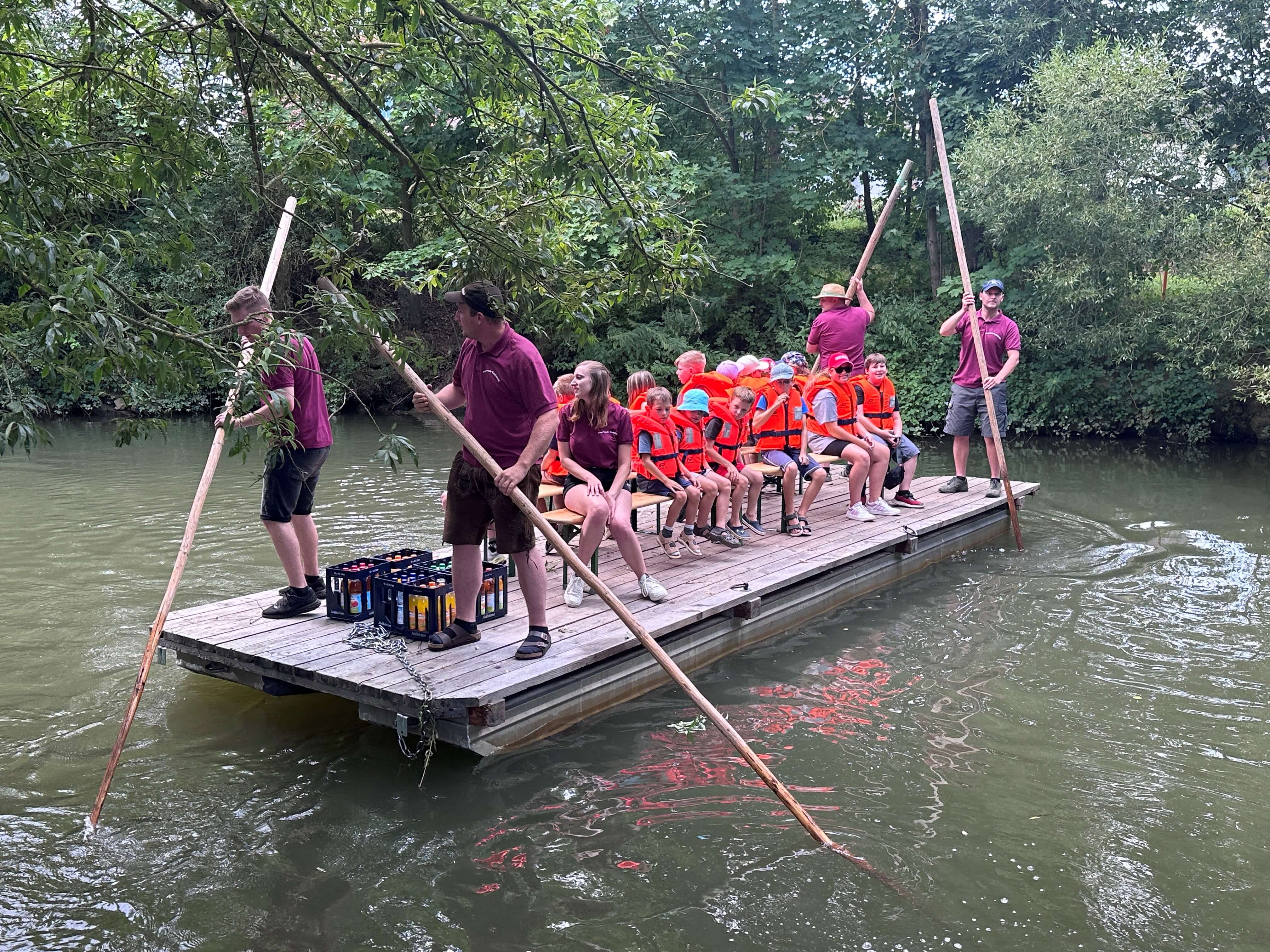 45 Kinder mit dem Boot auf der Vils